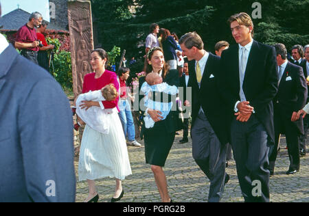 Gäste bei der Hochzeit von Andreas Augst von Habsburg Lothringen mit Maria Cristina von Hatzfeld Dönhoff in Johannisberg, Deutschland 1994. Gli ospiti di Le nozze di Andreas agosto degli Asburgo Lorena con Maria Cristina di Hatzfeld Doenhoff a Johannisberg, Germania 1994. Foto Stock