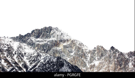 Coperte di neve catena montuosa isolata su sfondo bianco Foto Stock