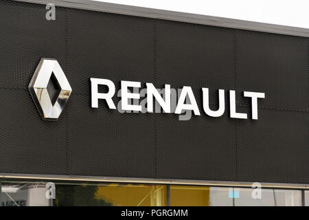 Praga, Repubblica Ceca - 15 agosto 2018: Renault logo aziendale nella parte anteriore del palazzo della concessionaria il 15 agosto 2018 a Praga, Repubblica Ceca. Foto Stock