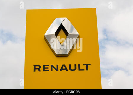 Praga, Repubblica Ceca - 15 agosto 2018: Renault logo aziendale nella parte anteriore del palazzo della concessionaria il 15 agosto 2018 a Praga, Repubblica Ceca. Foto Stock