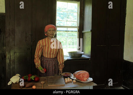 Riproduzioni di cera di servitori femminili in cucina presso la sede generale del generale Grant a City Point, VA, USA. Cucina americana nel 1800. Foto Stock