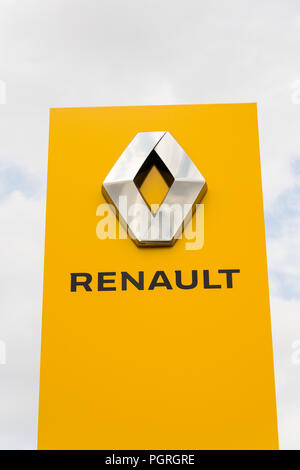 Praga, Repubblica Ceca - 15 agosto 2018: Renault logo aziendale nella parte anteriore del palazzo della concessionaria il 15 agosto 2018 a Praga, Repubblica Ceca. Foto Stock