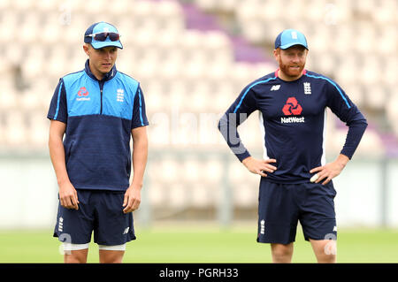 L'Inghilterra del Sam Curran (sinistra) e Jonny Bairstow durante una sessione di reti presso la ciotola AGEAS, Southampton. Foto Stock