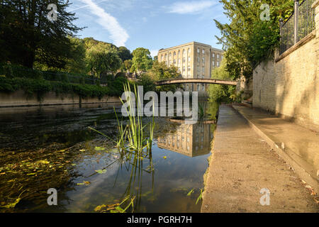 Vista lungo il fiume in Bradford upon Avon Foto Stock