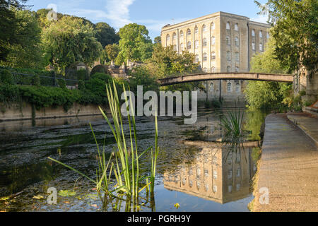 Vista lungo il fiume in Bradford upon Avon Foto Stock