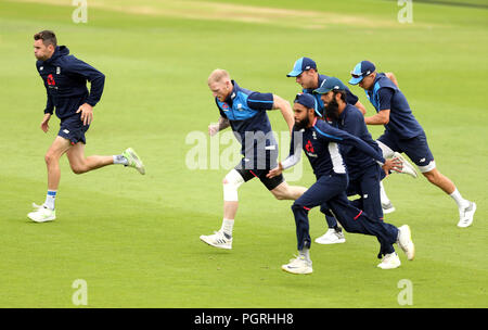 L'Inghilterra del Ben Stokes (centro) e compagni di squadra durante una sessione di reti presso la ciotola AGEAS, Southampton. Foto Stock