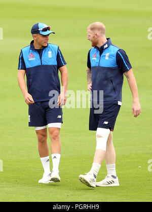 L'Inghilterra del Sam Curran (sinistra) e Ben Stokes durante una sessione di reti presso la ciotola AGEAS, Southampton. Foto Stock