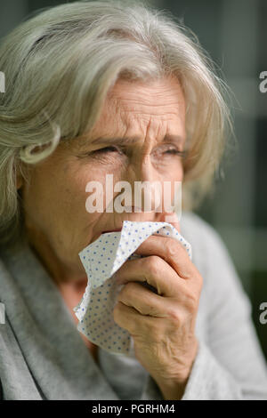 Close up ritratto di un sottolineato senior donna Foto Stock