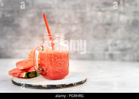 Un rinfrescante bicchiere di anguria deliziosi frullati Foto Stock