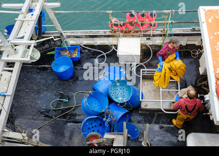 Commerciale di compensazione per i pescatori il deck per la partenza su una barca da pesca nel Porto di Newlyn, Cornwall, Inghilterra. Foto Stock