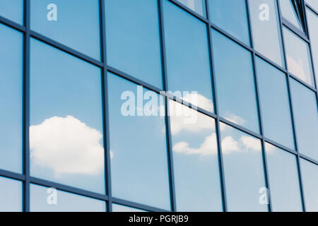 Cielo e nubi riflesso nelle finestre del grattacielo moderno Foto Stock