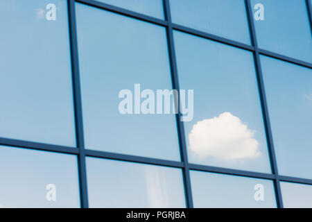 Cielo e nubi riflesso nelle finestre del moderno edificio per uffici Foto Stock