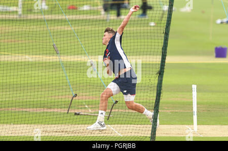 L'Inghilterra del Sam Curran durante una sessione di reti presso la ciotola AGEAS, Southampton. Foto Stock