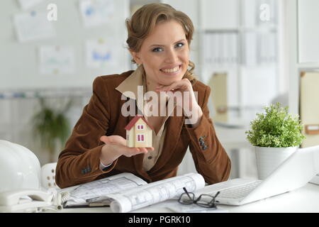 Ritratto di una donna architetto in offive Foto Stock