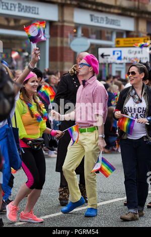 Un ben vestiti giovane uomo che indossa un berretto rosa prendendo parte al 2018 Manchester Pride Parade. Foto Stock