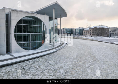 Spreebogen Regierungsviertel im Winter Foto Stock