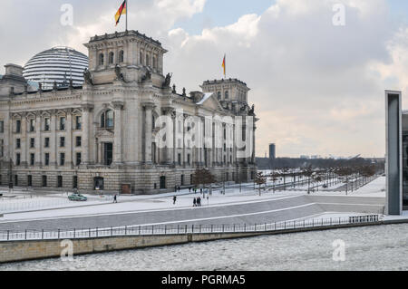 Il palazzo del Reichstag a Berlino Germania nella stagione invernale Foto Stock
