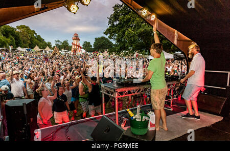 Basement Jaxx divertente una grande folla in festa lunare Solihull Inghilterra Foto Stock