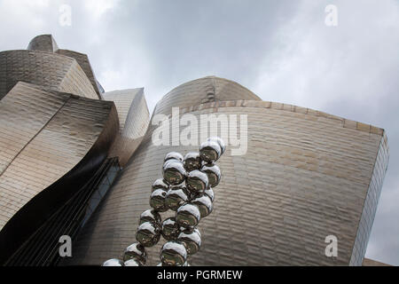 BILBAO, Spagna - 25 luglio 2018: turisti che affollano il Guggenheim Museum Bilbao, una delle più popolari attrazioni turistiche nel Paese Basco capitale su J Foto Stock