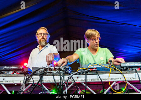 Basement Jaxx divertente una grande folla in festa lunare Solihull Inghilterra Foto Stock