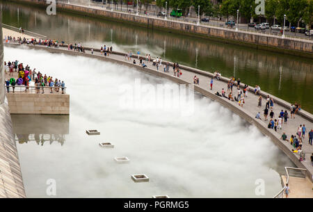 BILBAO, Spagna - 25 luglio 2018: nebbia transitoria scultura di Fujiko Nakaya è sul display esterno del Museo Guggenheim Bilbao nel Paese Basco capitale Foto Stock