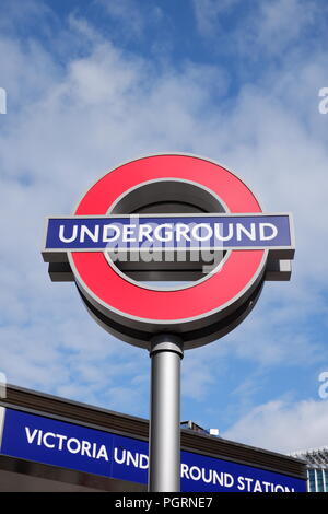 La stazione della metropolitana di Victoria a Londra). La stazione della metropolitana di Victoria è la terza stazione più trafficato della metropolitana di Londra. Foto Stock