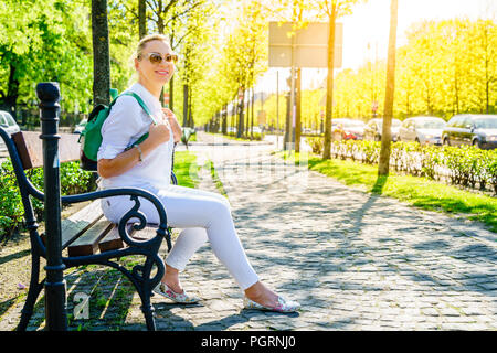 Turista nel vicolo a Budapest in una soleggiata giornata di primavera Foto Stock