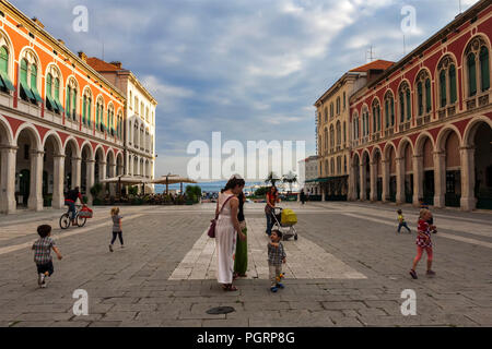 I bambini e le mamme in grand Trg Republike, popolarmente noto come Prokurative, Split, Croazia Foto Stock