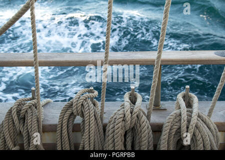 Funi di vela a bordo il Lord Nelson Tall Ship Foto Stock