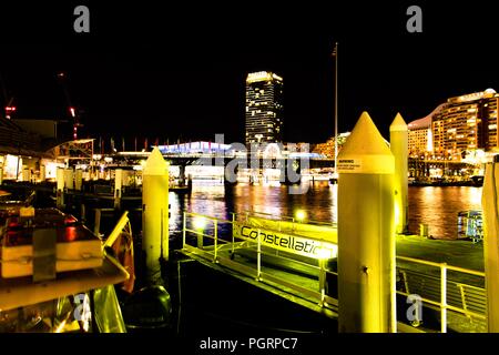 Sydney, night shot di Darling Harbour con una lunga esposizione - Agosto 2018 Foto Stock