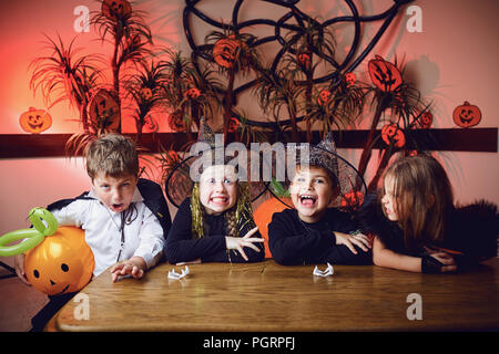 Un gruppo di bambini in costumi su una vacanza di Halloween Foto Stock