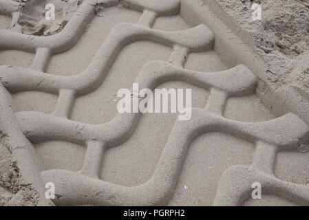 Pneumatico/tracce di pneumatici: impressioni profonde restano nella sabbia dal passaggio di un veicolo in spiaggia Foto Stock