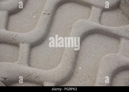 Pneumatico/tracce di pneumatici: impressioni profonde restano nella sabbia dal passaggio di un veicolo in spiaggia Foto Stock