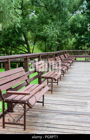 Una fila di panche di legno nel parco Foto Stock