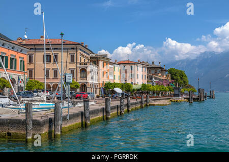 Il comune di Gargnano Lago di Garda, Lombardia, Italia, Europa Foto Stock