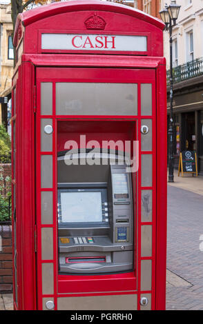 Telefono rosso box convertito in ritiro di contanti bancomat a Lincoln, Lincolnshire UK nel mese di agosto Foto Stock