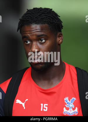 Il palazzo di cristallo di Jeffrey Schlupp durante il Carabao Cup, secondo round in abbinamento al Liberty Stadium, Swansea. Stampa foto di associazione. Picture Data: martedì 28 agosto, 2018. Vedere PA storia SOCCER Swansea. Foto di credito dovrebbe leggere: Simon Galloway/filo PA. Restrizioni: solo uso editoriale nessun uso non autorizzato di audio, video, dati, calendari, club/campionato loghi o 'live' servizi. Online in corrispondenza uso limitato a 120 immagini, nessun video emulazione. Nessun uso in scommesse, giochi o un singolo giocatore/club/league pubblicazioni. Foto Stock