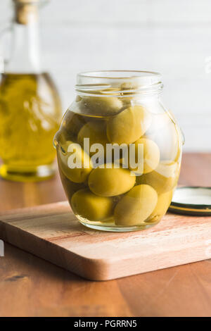 Decapare le olive verdi in vaso. Foto Stock