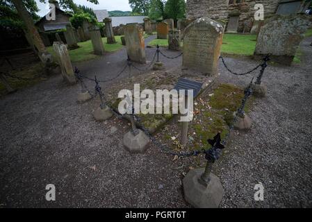 La lapide e la tomba di William Burns, padre del famoso poeta scozzese Robert Burns, nel cimitero di Auld Kirk, Alloway, Ayr, Ayrshire, Scozia, REGNO UNITO Foto Stock