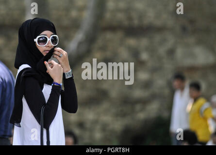 Donna musulmana di indossare occhiali da sole. Istanbul, Turchia Foto Stock