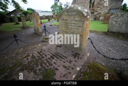 La lapide e la tomba di William Burns, padre del famoso poeta scozzese Robert Burns, nel cimitero di Auld Kirk, Alloway, Ayr, Ayrshire, Scozia, REGNO UNITO Foto Stock