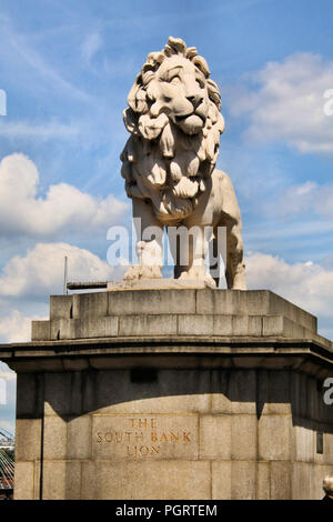 Una vista di South Bank Lion sul Westminster Bridge di Londra Foto Stock