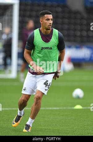 Swansea City's Courtney Baker-Richardson durante il Carabao Cup, secondo round in abbinamento al Liberty Stadium, Swansea. Stampa foto di associazione. Picture Data: martedì 28 agosto, 2018. Vedere PA storia SOCCER Swansea. Foto di credito dovrebbe leggere: Simon Galloway/filo PA. Restrizioni: solo uso editoriale nessun uso non autorizzato di audio, video, dati, calendari, club/campionato loghi o 'live' servizi. Online in corrispondenza uso limitato a 120 immagini, nessun video emulazione. Nessun uso in scommesse, giochi o un singolo giocatore/club/league pubblicazioni. Foto Stock