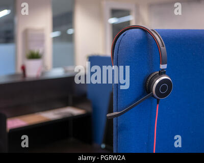 Computer o cuffia telefonica si blocca in un ufficio o di un call center. Foto Stock