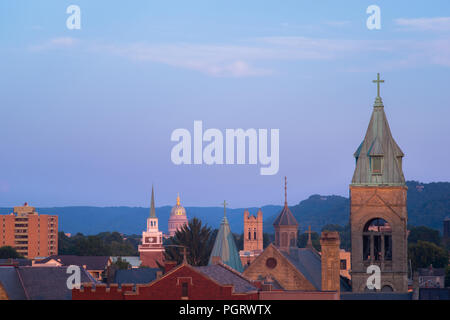 La chiesa iconica guglie la linea dell'orizzonte che conduce al Capitol Building di Charleston, West Virginia contro alla fine del crepuscolo serale Foto Stock