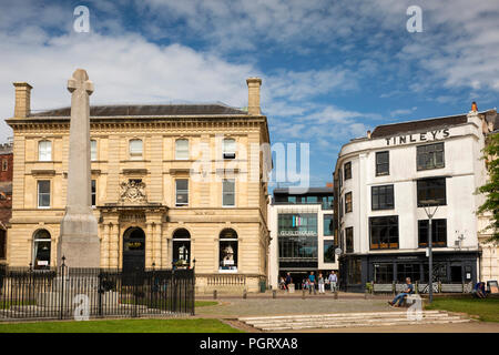 Regno Unito, Inghilterra, Devon, Exeter Cathedral Yard, uscire a High Street e la Guildhall Shopping Centre Foto Stock