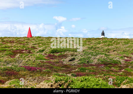 Una coppia di a forma di cono i marcatori di giorno, la navigazione Runnelstone marcatori, in linea con la boa Runnelstone, Testa Gwennap, Cornwall, Regno Unito Foto Stock