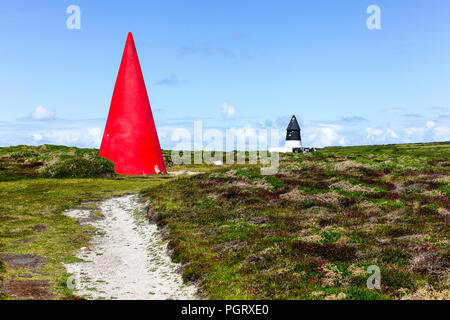 Una coppia di a forma di cono i marcatori di giorno, la navigazione Runnelstone marcatori, in linea con la boa Runnelstone, Testa Gwennap, Cornwall, Regno Unito Foto Stock