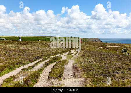 Una coppia di a forma di cono i marcatori di giorno, la navigazione Runnelstone marcatori, in linea con la boa Runnelstone, Testa Gwennap, Cornwall, Regno Unito Foto Stock