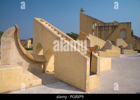 Jantar Mantar - L'osservatorio, costruito nel 1727-1734 gg. Rajput di maharaja Sawai Jai Singh nel quale egli fondata poco prima che la città di Jaipur. Foto Stock